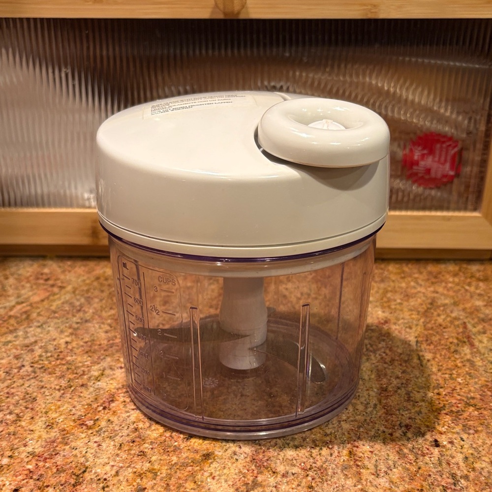 Pampered Chef White and Clear Manual Chopper